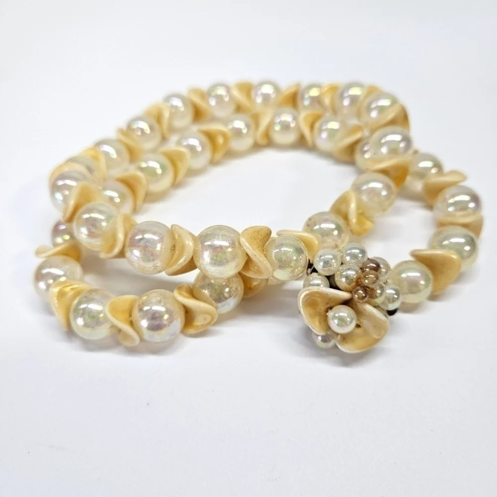VINTAGE Cream and Iridescent Beaded Strand Flower Box Clasp Necklace Japan